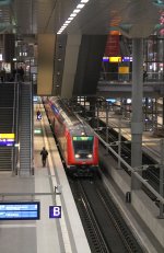Hier steht ein DB Doppelstockzug als RE5 nach Falkenberg am 23.2.13 in den tiefen des Berliner Hauptbahnhofes