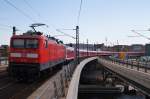 Hier 112 137 mit einem Kreuzfahrersonderzug von Berlin-Lichtenberg nach Rostock Seehafen, bei der Durchfahrt am 17.8.2013 durch Berlin Hbf., in Richtung Berlin Lichtenberg.