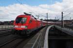 Hier 182 009 mit IRE18098 von Berlin Ostbahnhof nach Hamburg Hbf., bei der Einfahrt am 6.4.2015 in Berlin Hbf.