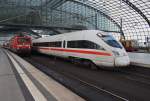 Hier links 112 165 mit IRE18095 von Hamburg-Harburg nach Berlin Ostbahnhof und rechts 411 005-2  Dresden  als ICE1556 von Berlin Ostbahnhof nach Bonn Hbf.