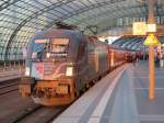 Die MRCE ES 64 U2-009, vermietet an DB Regio Nordost, am 19.02.2015 mit dem abendlichen IRE von Berlin-Ostbahnhof nach Hamburg Hbf im Berliner Hbf.