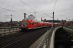 Hier ein RE1 (RE18176) von Frankfurt(Oder) nach Brandenburg Hbf., bei der Einfahrt am 18.12.2015 in Berlin Hbf.