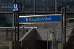 Wenig einladen präsentiert sich das Umfeld des Einganges zur Station Hauptbahnhof.