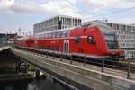 RE1 (RE18183) von Brandenburg Hauptbahnhof nach Berlin Ostbahnhof macht sich am 31.7.2016 in Berlin Hauptbahnhof auf den Weg gen Osten.