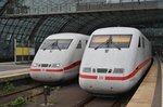 Während 401 077-3  Rendsburg , hier rechts im Bild als ICE373 von Berlin Ostbahnhof nach Interlaken Ost auf Abfahrt wartet schiebt sich 401 055-9  Rosenheim  als ICE874 aus Karlsruhe Hauptbahnhof