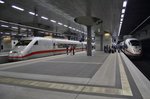 Treffen der Generationen im Tiefbahnhof des Berliner Hauptbahnhofs, 808 034-3  Minden  und 808 014-5  Hamm(Westf)  als ICE848 von Berlin Gesundbrunnen nach Köln Hauptbahnhof und 403 024-3