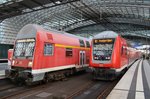 Treffen der Generationen im Berliner Hauptbahnhof mit RB26338  S-Bahn Ersatzverkehr  von Berlin Friedrichstraße nach Berlin Charlottenburg (Schublok war 143 333-3) und dem RE1 (RE18121) von