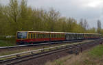 Eine S-Bahn nach Wartenberg erreicht am Morgen des 08.04.17 Hohenschönhausen.