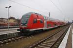 RE3 (RE3350) von Berlin Hauptbahnhof (tief) nach Schwedt(Oder) erreicht am 11.2.2017 den Bahnhof Berlin Lichtenberg. Schublok war 112 114.