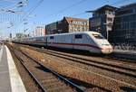 402 001-2  Rheinsberg  verlässt am 28.5.2017 als ICE652 von Berlin Ostbahnhof nach Köln Hauptbahnhof zusammen mit 402 002-0  Wuppertal  als ICE642 nach Düsseldorf Hauptbahnhof den