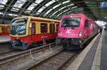 370 010 trifft am 28.5.2017 mit dem EC44  Berlin-Warszawa-Express  von Warszawa Wschodnia nach Berlin Hauptbahnhof im Berliner Ostbahnhof auf 481 137-8 als S75 von Berlin Ostbahnhof nach Berlin