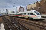 411 525-9  Arnstadt  und 415 520-6  Gotha  fahren am 1.1.2018 als ICE1695 nach Frankfurt(Main) Flughafen Fernbahnhof aus dem Berliner Ostbahnhof aus.