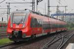 Hier 442 321-6 als RE7 (RE18716) von Bad Belzig nach Berlin Schönefeld Flughafen, bei der Ausfahrt am 18.5.2013 aus Berlin Ostbahnhof.