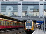  RE  prangt in großen Buchstaben über dem neuen Ost-West-Regionalbahnhof am Ostkreuz - als Teil des Schriftzugs OSTKREUZ.