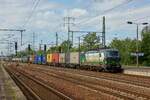 ELL 193 727 mit Containerzug in Berlin Schönefeld Flughafen, August 2023.