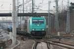 185 607 fhrt mit einen Gterzug am Haken am 11.03.2011 durch Berlin Schnefeld.