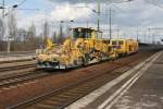 Plasser&Theurer Schotterprofilermaschien SSP 110 SW mit einen von mir nicht erkannten  Anhngsel  fhrt am 11.03.2011 durch Berlin Schnefeld.