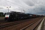 Hier 189 212-4 mit einem Containerzug, bei der Durchfahrt am 29.6.2013 durch Berlin Schnefeld Flughafen, in Richtung Berlin Grnauer Kreuz.