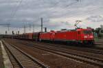 Hier 185 235-9 und 185 206-0 mit einem Schttgutwagenzug, bei der Durchfahrt am 29.6.2013 durch Berlin Schnefeld Flughafen, in Richtung Genshagener Heide.