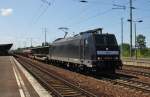 Hier 185 567-5 mit einem KLV-Zug, bei der Durchfahrt am 6.7.2013 durch Berlin Schnefeld Flughafen, in Richutng Berlin Grnauer Kreuz.