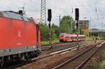 Hier 185 248-2 und im Hintergrund 442 821-5 als RB14 (RB18917)  Airport-Express  von Nauen nach Berlin Schönefeld Flughafen, diese beiden Züge begegneten sich am 14.6.2014 in Berlin