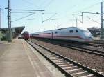 Hier 401 073-2  Timmendorfer Strand“ auf dem Durchfahrgleis am Signal wartend und 442 642 auf Gleis 4 auf dem Wege zum Gleiswechsel auf Gleis 6 im Bahnhof Berlin Flughafen Schönefeld am 23.