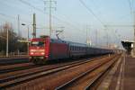 101 143 zieht am 31.10.2015 einen IC durch Berlin Schönefeld.