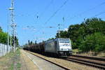 185 690-5 rauscht mit einem Chemiezug durch Hohen Neuendorf West Richtung Henningsdorf.

Hohen Neuendorf West 23.07.2018