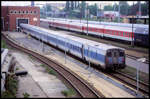 Ein DB Talgo Nachtzug steht hier zur Wartung am 8.5.2006 am Bahnhof Warschauer Straße.