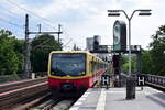 Ein Vollzug der Baureihe 481 fährt über die Stadtbahn und erreicht den Haltepunkt Berlin Tiergarten. Am südlichen Ende des Bahnsteigs befindet sich noch das charaktieristische S-Bahn S.

Berlin 22.07.2023
