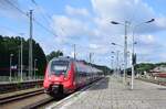 442 186 verlässt Berlin Wannsee in Richtung Berlin Hbf. Besonders auffällig ist in Wannsee der alte aber gepflegte Fernbahnsteig mit den alten Laternen und den alten Stationsschildern. 

Berlin 22.07.2023