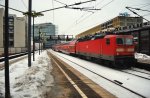Hier schiebt die 143 849-8 den RE7 nach Dessau nach ihrem Stop im Bahnhof Berlin Zoologischen Garten Gleis 3 am 04.02.2010