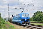 192 004 der InfraLeuna fährt mit einem Kesselwagenzug durch Biederitz nach Magdeburg Rothensee. Aufgenommen vom Bahnsteigende.

Biederitz 19.07.2023