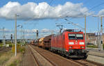 Mit einem Düngerzug aus dem Werk Piesteritz rollte 185 181 am 08.10.17 durch Bitterfeld Richtung Halle(S).