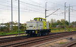 346 799 der ITL wurde in den Hausfarben der Captrain lackiert. Am 22.10.17 rollt die bisher in rot gehaltene 106 005 aus dem Chemiepark Bitterfeld kommend durch den Bahnhof Richtung Leipzig.