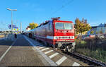 Lichterfahrt ins Lausitzer Braunkohlerevier

Zu einer Rundfahrt um die Kraftwerke und Tagebaue in der Lausitz luden die Traditionsgemeinschaft Bw Halle P e.V. und der Lausitzer Dampflok Club e.V. ein. Der Sonderzug, bestehend aus acht Wagen sowie der Zuglok 155 273-6 (250 273-0) und am Schluss 143 005-7 (243 005-6) war bis auf den letzten Platz ausgebucht.
Nach dem Zustieg in Halle(Saale)Hbf war ein kurzer Schnappschuss im Bahnhof Bitterfeld auf Gleis 1 möglich.

🧰 Traditionsgemeinschaft Bw Halle P e.V.
🚝 DZ 5256 Leipzig Hbf–Cottbus Hbf
🕓 5.11.2022 | 9:00 Uhr