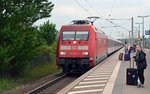 101 103 fährt am Morgen des 21.05.16 mit dem CNL 470 nach Berlin in Bitterfeld ein.