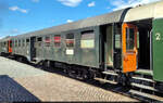 Vierachsiger Umbauwagen mit Mitteleinstieg und der Bezeichnung  B4yg  (75424 Kar), eingereiht im historischen Zug der Sauschwänzlebahn im Bahnhof Blumberg-Zollhaus.