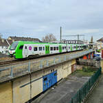 Der Elektrotriebzug 3427 003 A verlässt hier die Haltestelle Bochum-West, so gesehen im März 2024.