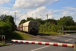 Nachschuß auf den Selbstentladewagenzug der 1266 113-0 über die Schranke des Bü Nettetaler Straße in Boisheim.