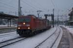 185-298-7 schleppt am 29.12.2010 eine Menge Container durch Bremen HBF