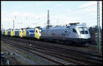 HUPA Taurus ES64U2-901 und mehrere Boxpress Tauri stehen am 24.3.2002 abgebügelt im Gleisvorfeld des HBF Bremerhaven und warten auf den nächsten Einsatz.