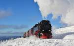 99 7240-7 schnauft mit dem voll besetzten P8920 den Brocken hinauf und erreicht gleich die Endstation wo wieder hunderte Touristen aus und später in den Zug zusteigen werden.