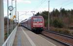 101 002 fhrt am 06.03.11 einen aus CD-Wagen gebildeten Fernzug durch Burgkemnitz Richtung Bitterfeld.