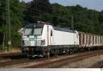 Am Morgen des 1. August 2014 steht der  Vectron  193 831 der  Salzburger Eisenbahn Transportlogistik GmbH (SETG)  im Güterbahnhof Coburg mit der ersten Hälfte seines Holzzuges. Am frühen Nachmittag wird er die andere Hälfte in Sonneberg / Thüringen abholen, welche derweil dort beladen wurde, und den Zug in Coburg zusammen koppeln. Am späten Abend geht es dann Richtung Süden...