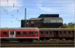 Ein Stellwerk in Hohenlohe - 

Das Stellwerk des Bahnhofes von Crailsheim. Crailsheim liegt im Nordosten von Baden-Württemberg. Von hier führen Strecken in alle vier Himmelsrichtungen: nach Schwäbisch Hall-Hessental im Westen, nach Ansbach im Osten, nach Aalen im Süden und nach Lauda im Norden. Die Ost-West-Strecke ist zweigleisig. Die geringste Bedeutung hat die Strecke nach Lauda. Diese ist als einzige nicht elektrifiziert. 

22.10.2006 (M)