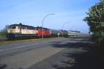 218 489 und 218 328 sind mit einer Leergarnitur in Cuxhaven angekommen, um Gste eines Kreuzfahrtschiffes fr einen abendlichen Besuch nach Hamburg zu bringen, 26.09.1989.