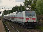 146 567 schiebt IC 2441 nach Dresden durch Dedensen=Gümmer über die Gz-Gleise, 25.07.2023