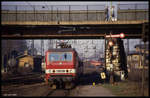 243930 fährt am 18.3.1990 mit einem Personenzug in den Bahnhof Dessau ein.
