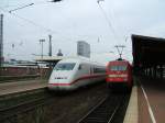 BR 402 als ICE 543 fhrt vom Dortmunder Hbf.Gleis 10 in Richtung  Berlin Ostbahnhof ab,daneben schiebt die BR 101 017-2 den IC 119 in Richtung Innsbruck  